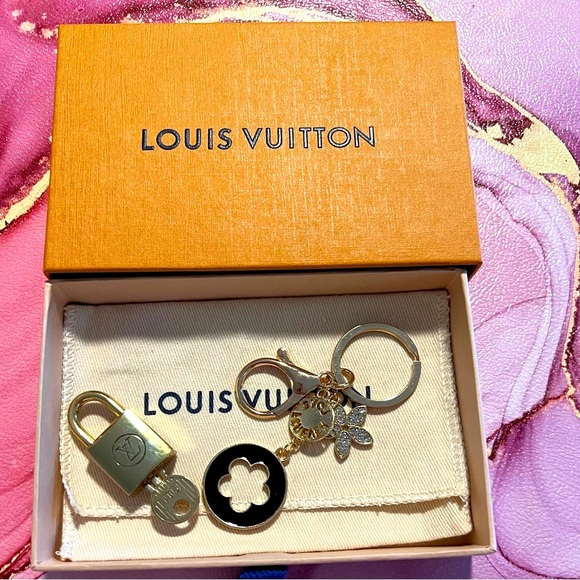 Authentic Louis Vuitton SERIES 2 Lock & Key #201 w Box & Dusty & Unbrnd Keychain - Picture 2 of 12